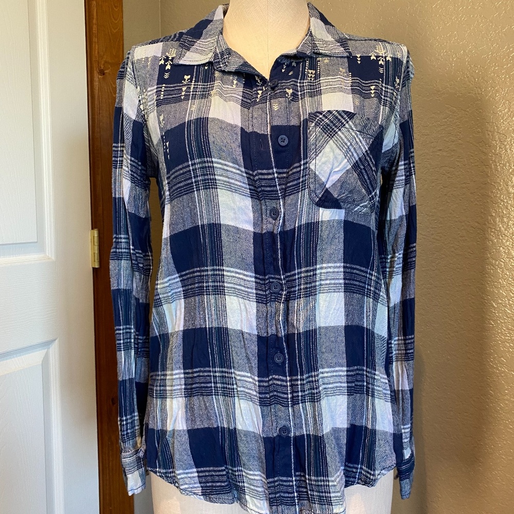 Mudd lightweight button down top